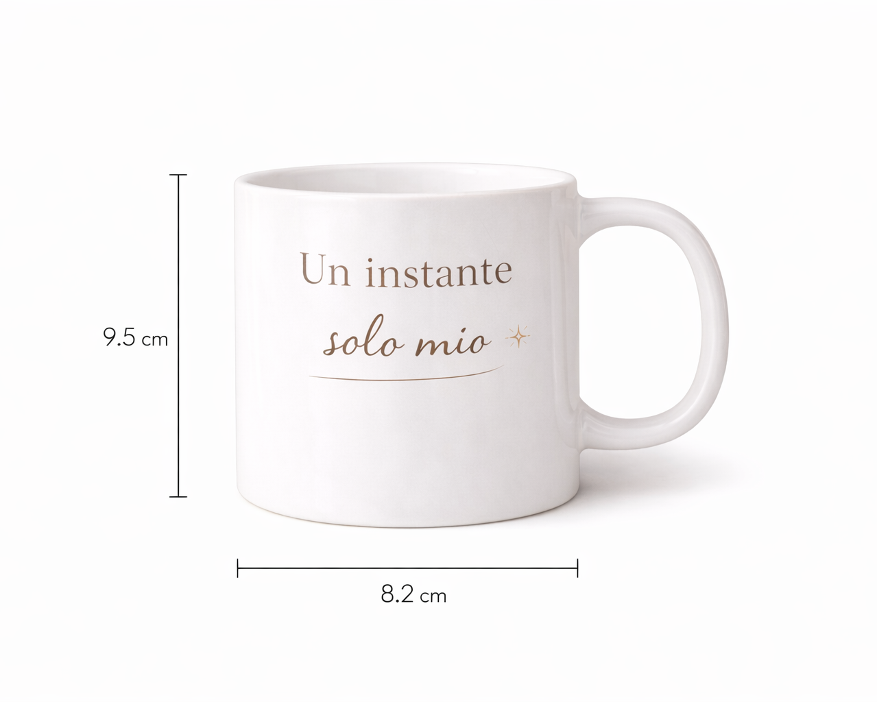 Taza blanca con medidas indicadas (9.5 cm alto, 8.2 cm diámetro) y diseño “Un instante solo mío”