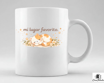 Taza mi lugar favorito con gatito kawaii dormido entre flores