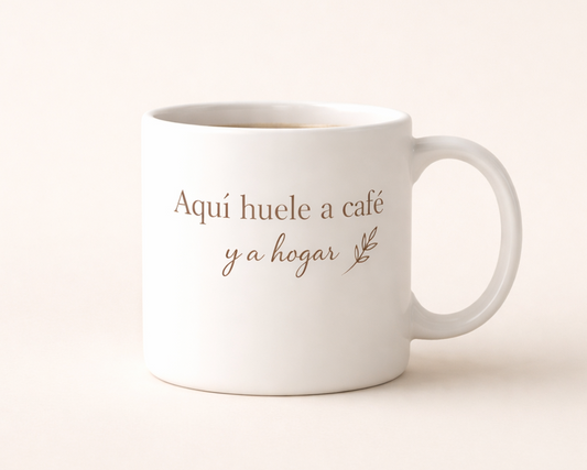 taza blanca con frase aquí huele a café y a hogar diseño minimalista marrón estilo acogedor