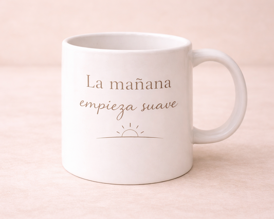 Taza blanca con frase “La mañana empieza suave” en diseño elegante marrón sobre fondo neutro minimalista