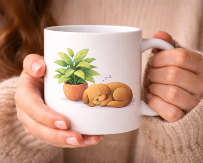 Persona sujetando taza blanca con ilustración de perro dormido diseño relajante y cálido