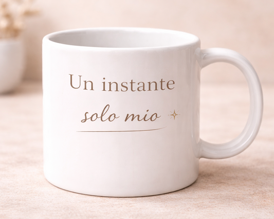 Taza blanca con frase “Un instante solo mío” en tipografía elegante, vista frontal sobre fondo neutro