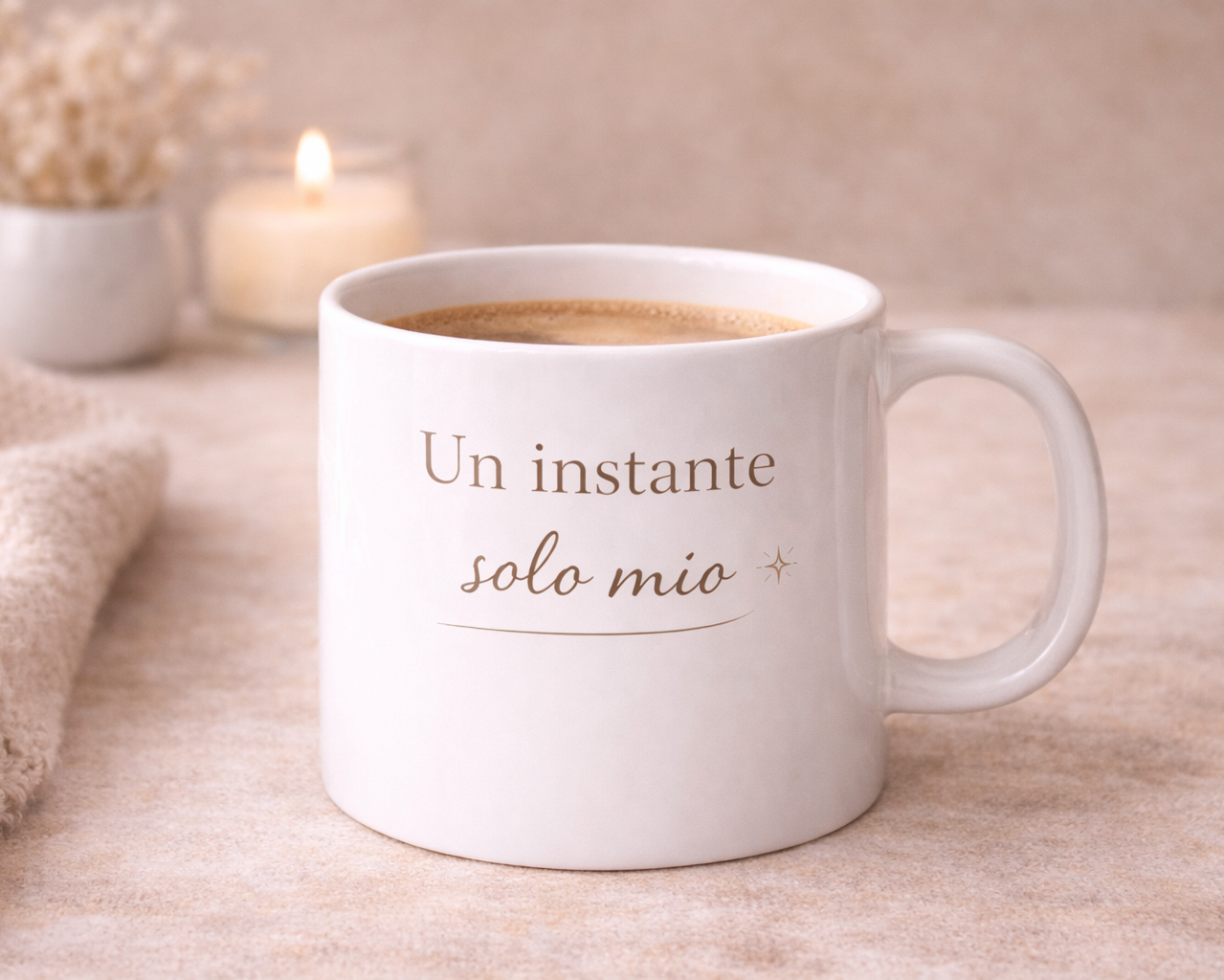 Taza blanca con frase “Un instante solo mío” en ambiente acogedor con manta beige y luz cálida