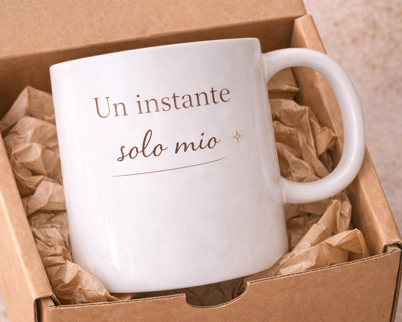 Taza blanca con frase “Un instante solo mío” colocada en caja de regalo con papel kraft, presentación elegante estilo regalo