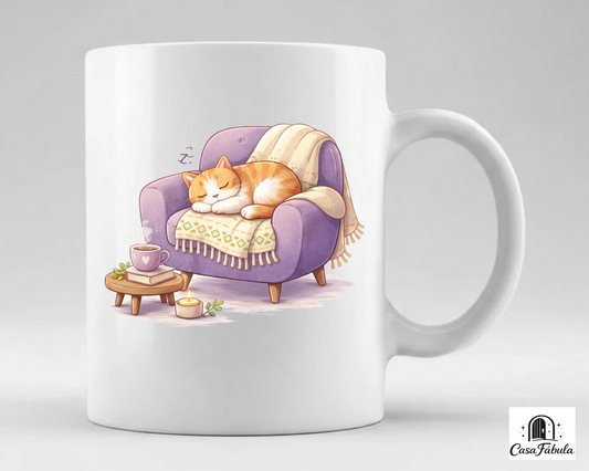 Taza blanca con ilustración de gato naranja dormido en sillón morado, fondo neutro minimalista, vista frontal.