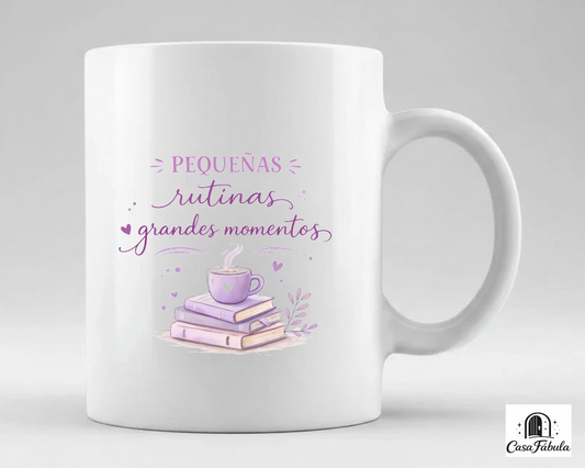 Taza blanca con frase pequeñas rutinas grandes momentos y diseño de libros y café estilo boho